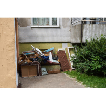 Removal of construction waste from an apartment in St. Petersburg